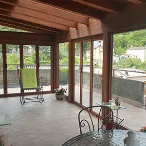 veranda in legno e giardino di inverno